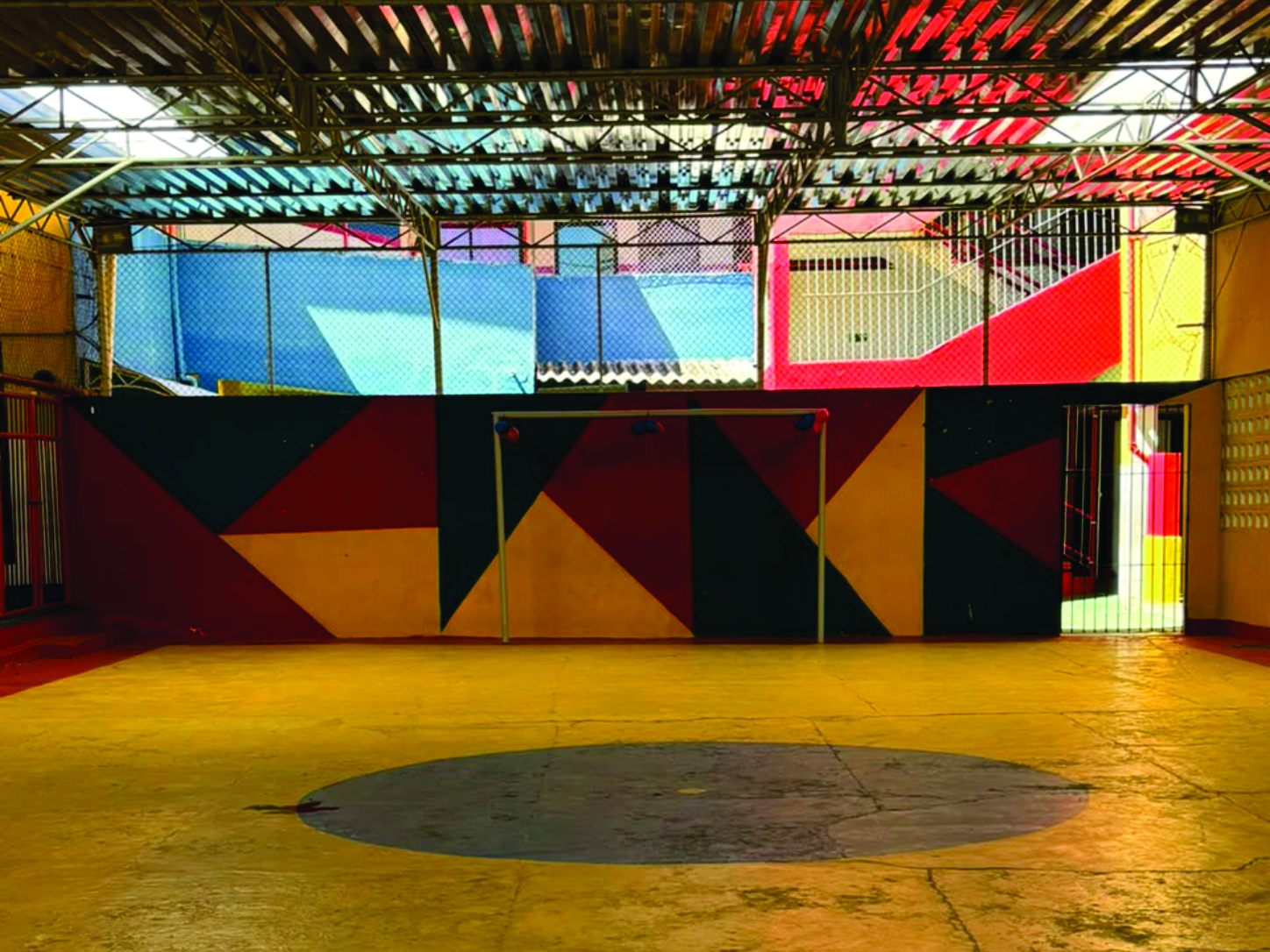 Espaço antes da decoração — quadra do Colégio Atlântico